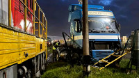Грузовик и локомотив столкнулись на переезде у станции «Автово»