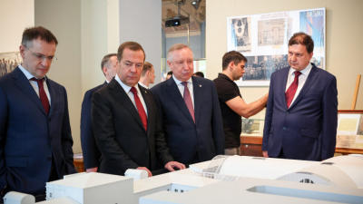 Александр Беглов и Дмитрий Медведев открыли выставку, посвящённую 80-летию снятия блокады Ленинграда