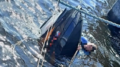 Гидроцикл опрокинулся и частично затонул у Дворцовой набережной