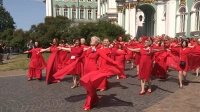 Сотни петербурженок в красных платьях прошлись по центру города