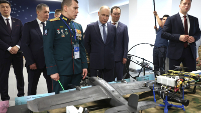 Владимир Путин посетил выставку IT и творческой индустрии в креативном кластере «Квартал труда»
