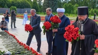 Александр Беглов и Александр Бельский возложили цветы на Пискарёвском мемориале
