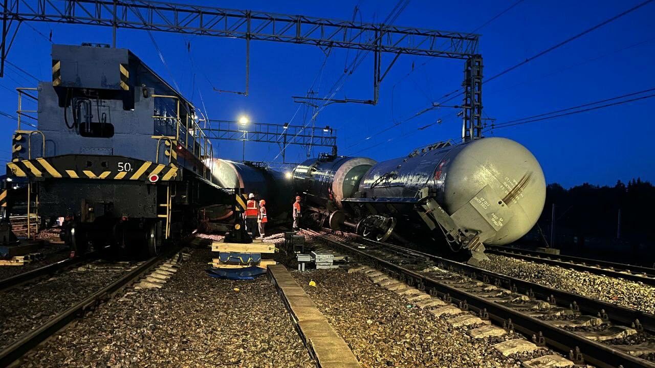 В Ленобласти с рельсов сошли пять цистерн | Телеканал Санкт-Петербург