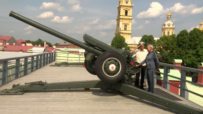 Принц Саудовской Аравии Турки ибн Фейсал Аль Сауд выстрелил из пушки Петропавловской крепости