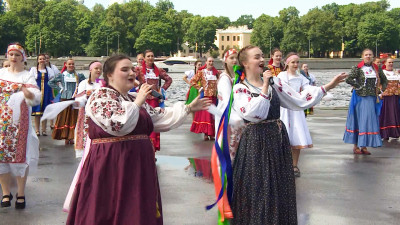 Русь танцевальная: на Свердловской набережной прошел традиционный флешмоб