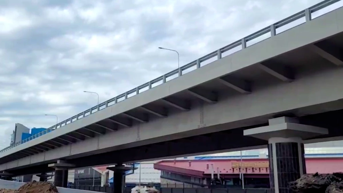 Самосвал с поднятым кузовом снес часть Ладожского моста - tvspb.ru