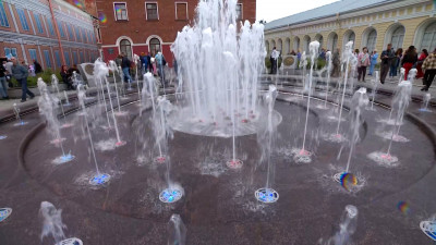 Во дворе СПбГУ открыли фонтан