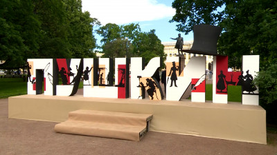 С Пушкиным на дружеской ноге: На Площади Искусств проходит театрализованный фестиваль