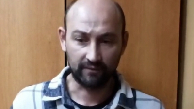 В Невском районе задержали мужчину, который вывесил двухлетнюю девочку головой вниз из окна