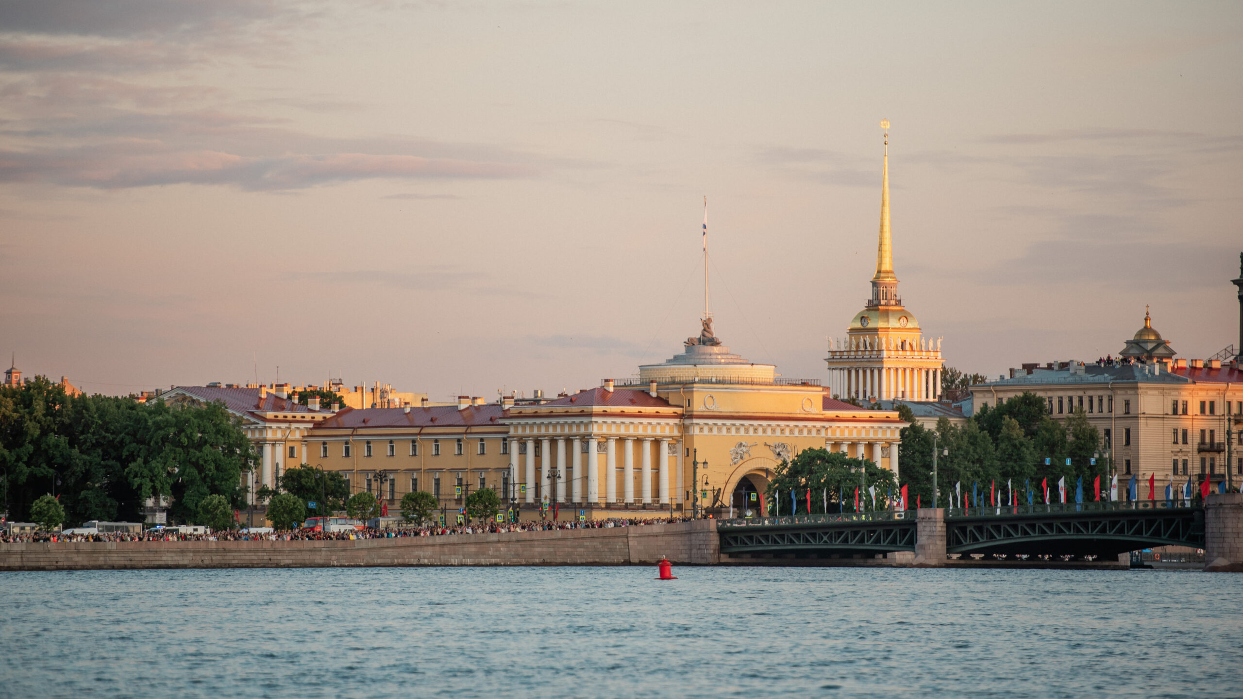 В Петербурге потеплеет до +22 градусов в День памяти и скорби | Телеканал  Санкт-Петербург