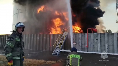 В Азове загорелись резервуары с нефтепродуктами после атаки дронов – видео