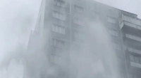 Фонтан высотой с 12-этажный дом забил на Индустриальном проспекте: прорыв ликвидируют сотрудники ГУП ТЭК
