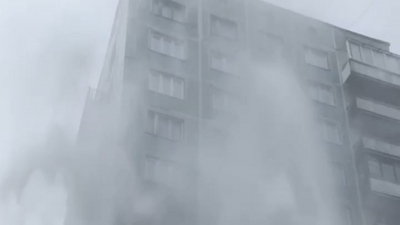 Фонтан высотой с 12-этажный дом забил на Индустриальном проспекте: прорыв ликвидируют сотрудники ГУП ТЭК