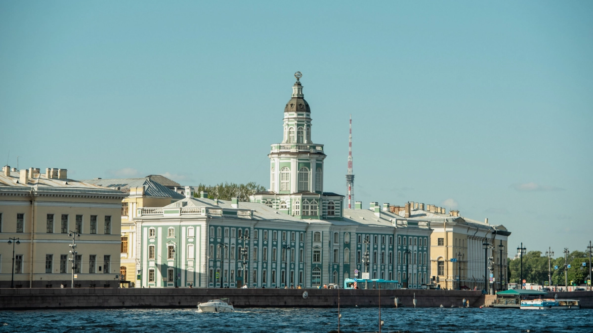 У Кунсткамеры собралась очередь из желающих попасть в музей бесплатно - tvspb.ru