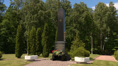 В День памяти и скорби губернатор Александр Беглов возложил цветы на Богословском кладбище