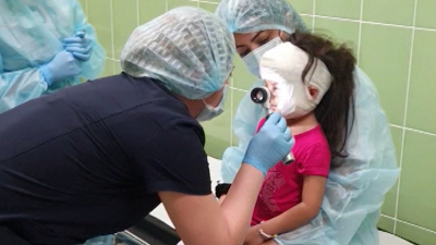 Врачи из Петербурга убрали рубцы на лице 5-летней американки в «маске Бэтмена» 