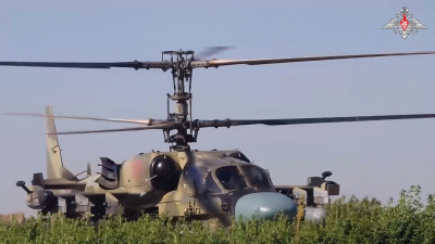 Экипаж вертолета Ка-52М уничтожил замаскированную технику и живую силу противника 