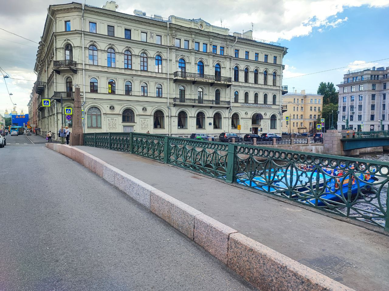 В Петербурге восстановили Поцелуев мост после ДТП с автобусом | Телеканал  Санкт-Петербург