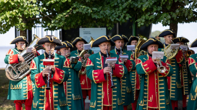 Преображенский духовой оркестр сыграл в Петергофе в день рождения Петра Великого