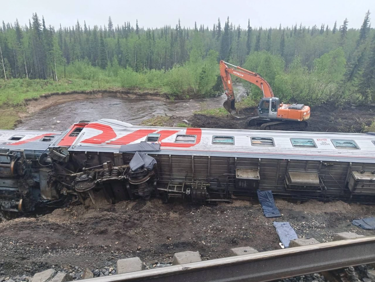 Спасатели обнаружили тело третьего погибшего при сходе поезда в Коми - tvspb.ru