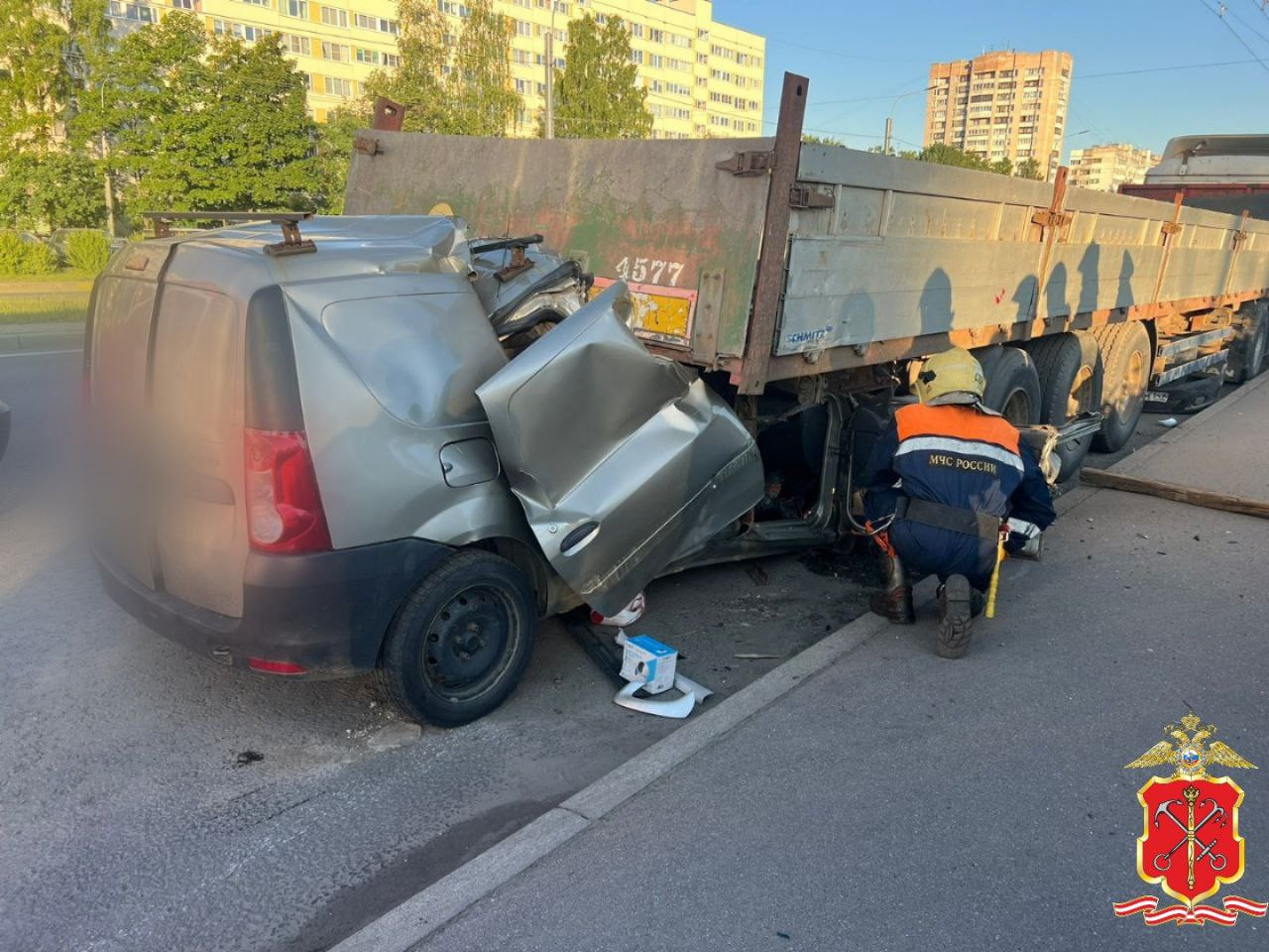 На Суздальском проспекте легковой автомобиль врезался в припаркованный  грузовик: водитель погиб | Телеканал Санкт-Петербург