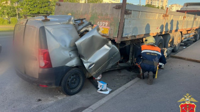 На Суздальском проспекте легковой автомобиль врезался в припаркованный грузовик: водитель погиб