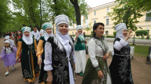 Песни, мастер-классы и парад костюмов. В Александровском саду состоялся восьмой Бал национальностей