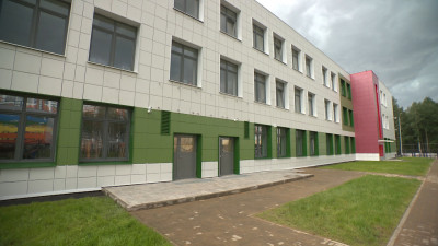 Губернатор Санкт-Петербурга Александр Беглов проверил готовность современной школы и детского сада в Приморском районе, которые откроются 1 сентября