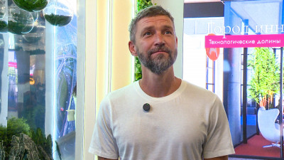 Лидеру группы Uma2rmaH Владимиру Кристовскому показали выставку «Мой Петербург»