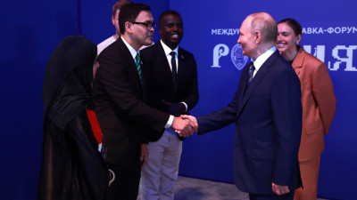 На ВДНХ Владимир Путин побеседовал с участниками Всемирного фестиваля молодёжи