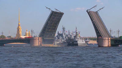 В День ВМФ разведут четыре моста в центре Петербурга