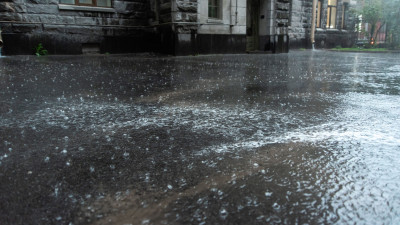 В Москве мужчину засосало в ливневую канализацию