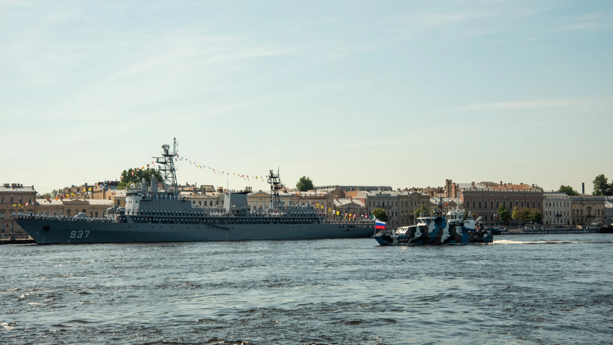 Губернатор Санкт-Петербурга Александр Беглов: Город на Неве с честью носит титул морской столицы России и продолжает петровские традиции военно-морских парадов - tvspb.ru