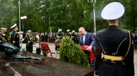 Губернатор Санкт-Петербурга Александр Беглов почтил память подводников, героически погибших в Баренцевом море