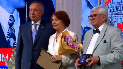 Юбилярам семейной жизни вручили медали «Любовь и верность» в Петербурге