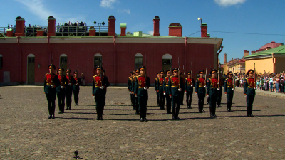 Петербуржцы и гости города увидели церемонию развода почетного караула в Петропавловской крепости