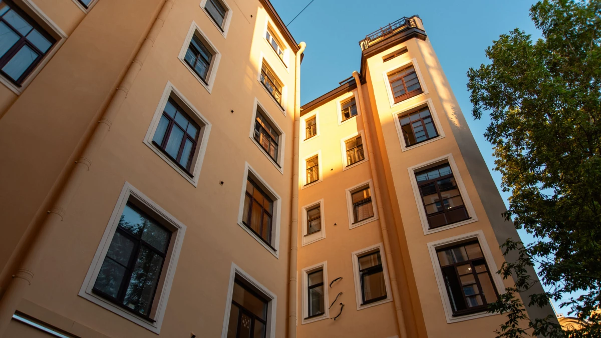 809 семей переехали из коммуналок в Петербурге за счет города в 2025 году - tvspb.ru