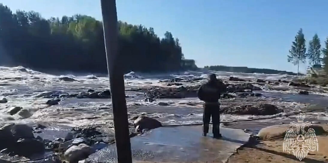 В сети появилось видео размыва дамбы в Карелии, при котором один человек погиб, а двое пропали без вести - tvspb.ru