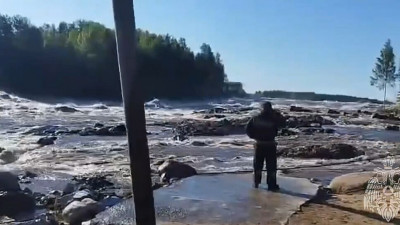 В сети появилось видео размыва дамбы в Карелии, при котором один человек погиб, а двое пропали без вести