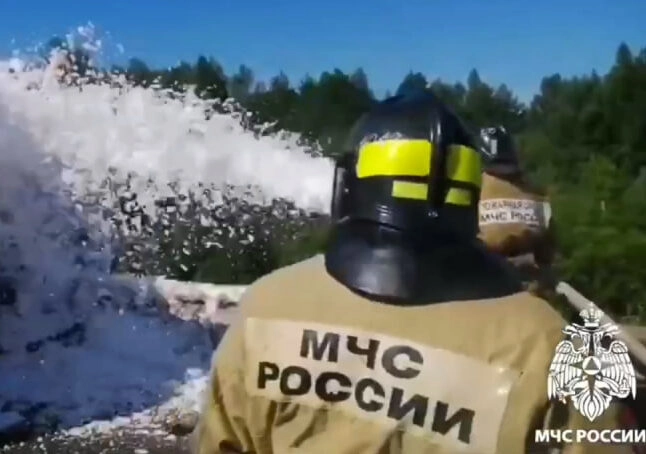 На месте крушения «Суперджета» работают 30 спасателей МЧС и 7 единиц техники - tvspb.ru