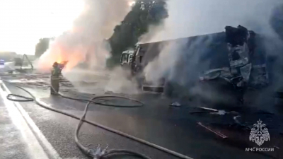 В Тосненском районе столкнулись и загорелись два грузовика