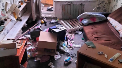 Группа подростков забралась в дом под снос и разгромила квартиры