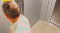 Пьяный мужчина «захватил» и разрисовал лифт дома на Будапештской улице – видео