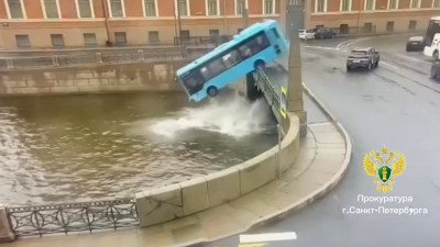 Прокуратура утвердила обвинение по делу о падении автобуса в Мойку