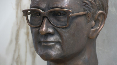 Бюст профессора Николая Напалкова открыли в городском онкологическом центре