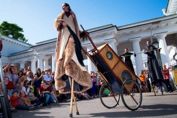 В Петербурге фестиваль уличных театров стартовал с масштабного карнавального шествия