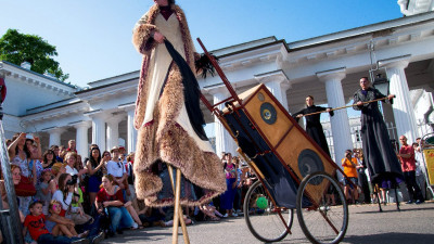 В Петербурге фестиваль уличных театров стартовал с масштабного карнавального шествия