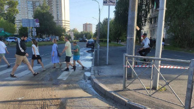 Все последствия вытекания на улице Брянцева устранят сегодня