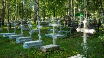 С могилы на Северном кладбище в Парголово украли бронзовый барельеф