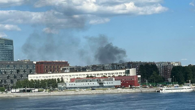 Воспламенившаяся горючая жидкость напугала петербуржцев мощным столбом чёрного дыма